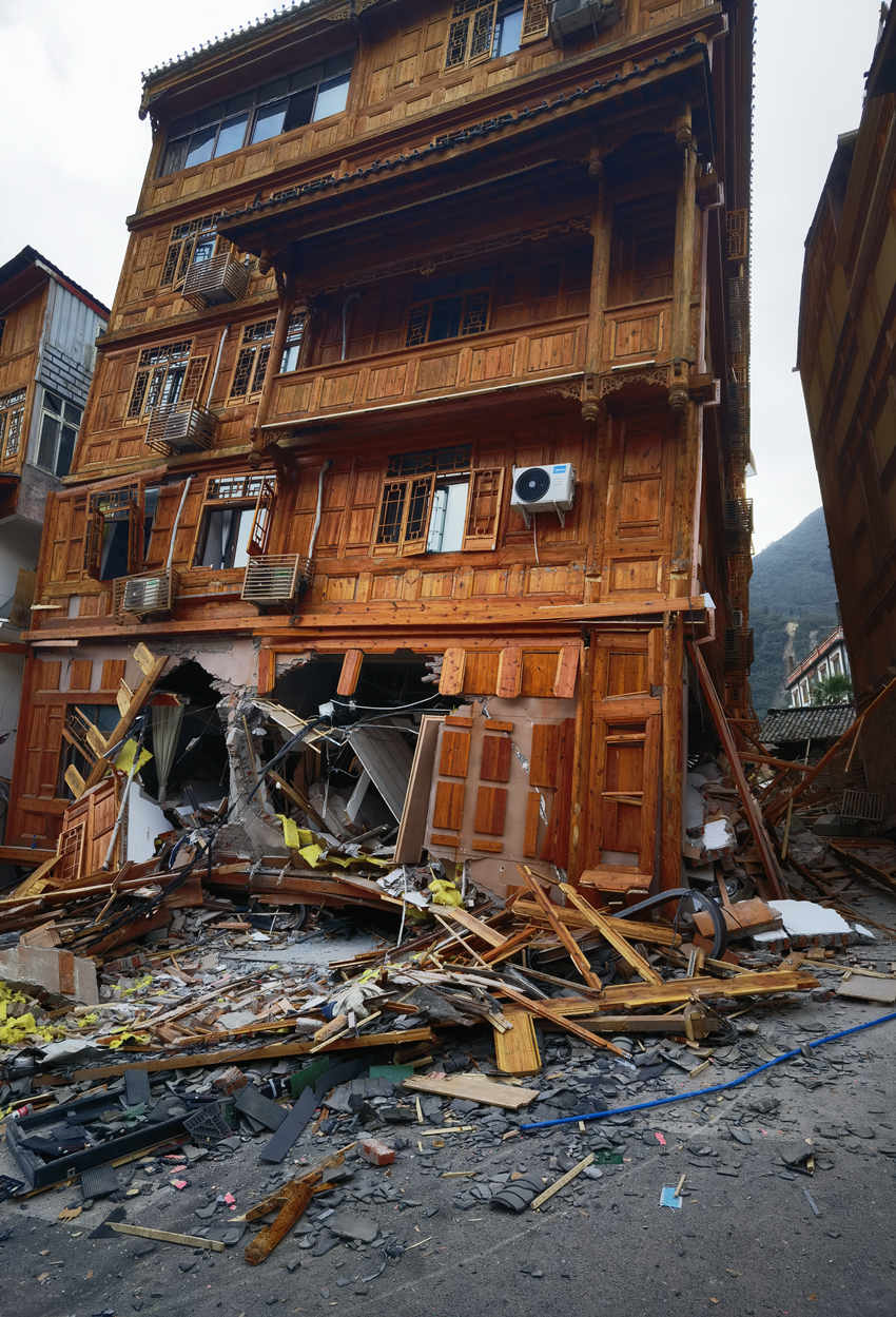 9月5日，在磨西鎮，一棟坍塌的民房。四川省森林消防總隊供圖