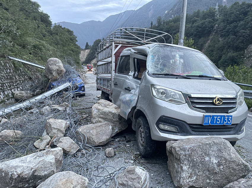 地震中因落石而損壞的車輛。四川省森林消防總隊供圖