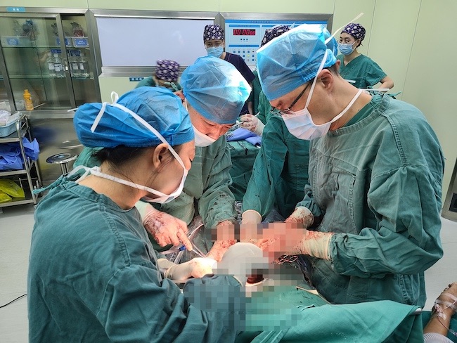 孫明偉等在石棉縣醫院為傷員做手術。四川省人民醫院供圖