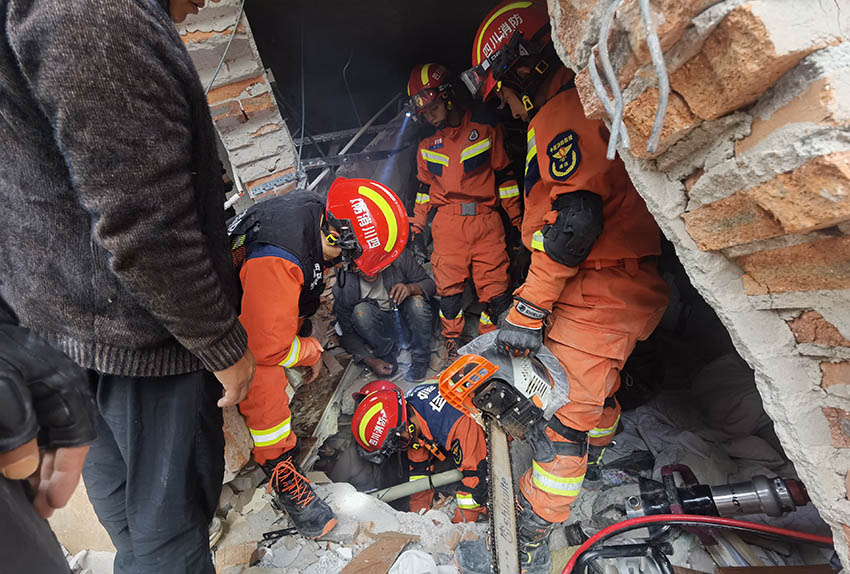 9月5日17時16分，甘孜消防支隊消防救援人員對被困在磨西鎮老街大西印畫酒店二樓的群眾展開營救。四川省消防救援總隊供圖