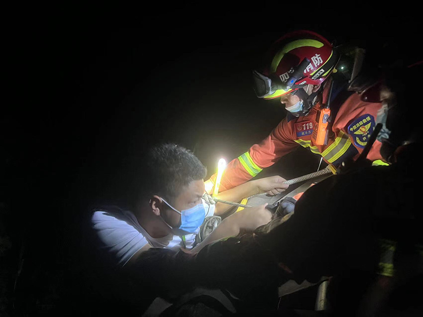9月5日21時許，瀘定縣德妥鎮牙子場村一名群眾被成功轉移。四川省消防救援總隊供圖