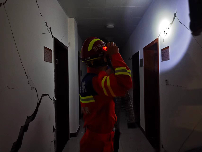9月5日德陽消防支隊深入冷磧鎮、興隆鎮開展風險隱患排查和人員搜救工作。張雪臨攝