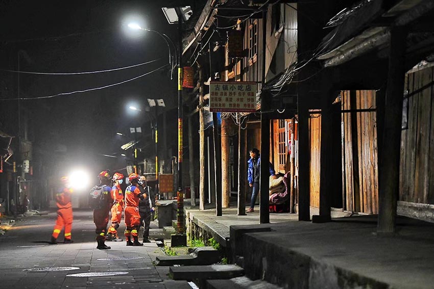 9月6日凌晨，雅安消防支隊消防救援人員在燕子溝村協助村民開展隱患排查。華小峰攝