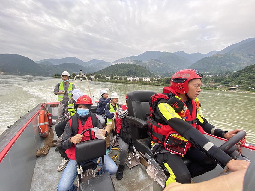 9月6日，雅安支隊利用舟艇在新民鄉碼頭往道路中斷的挖角鄉運送搶險物資和救援人員。四川省消防救援總隊供圖