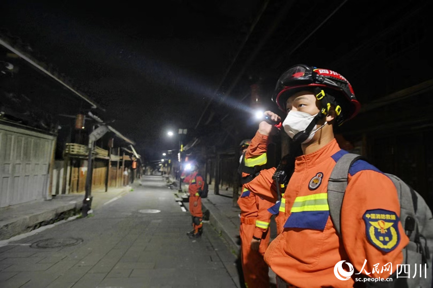 9月6日，凌晨雅安消防支隊消防救援人員在燕子溝村協助村民開展隱患排查。華小峰攝