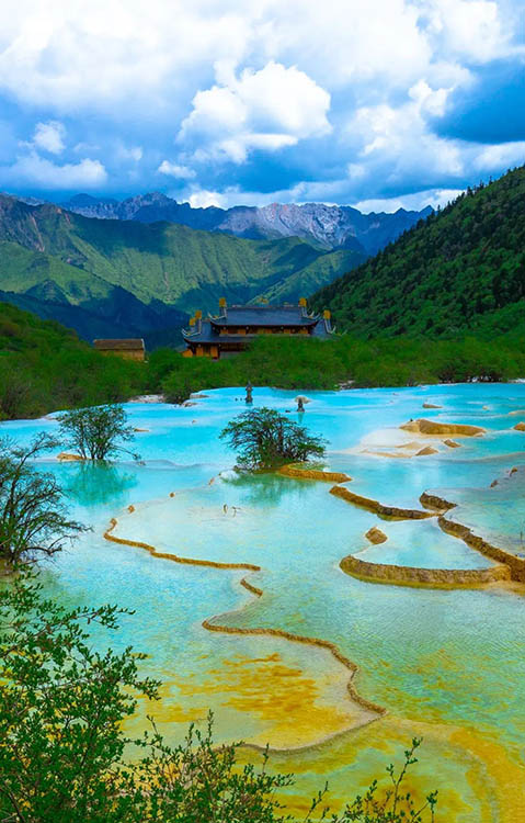 五彩池。黄龙景区管理局供图
