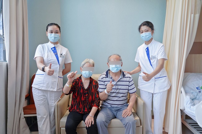 患者术后恢复良好，对医护人员表示感谢。四川眼科医院供图