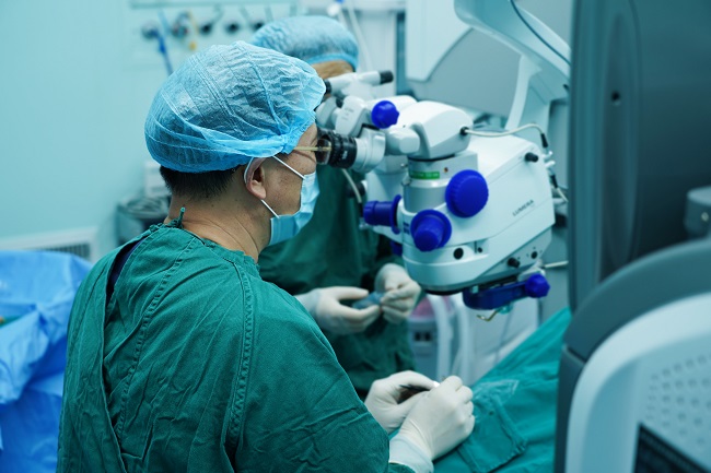 刘东敬院长为患者实施网脱复位手术。四川眼科医院供图
