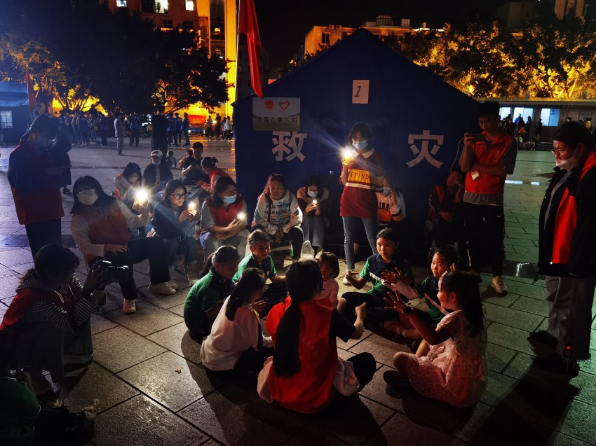 “青青兒童樂園”在雅安市石棉縣世紀廣場安置點正式開園。共青團四川省委供圖