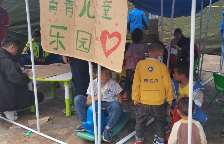 瀘定縣首個“青青兒童樂園”在磨西鎮貢嘎廣場投入使用。共青團四川省委供圖