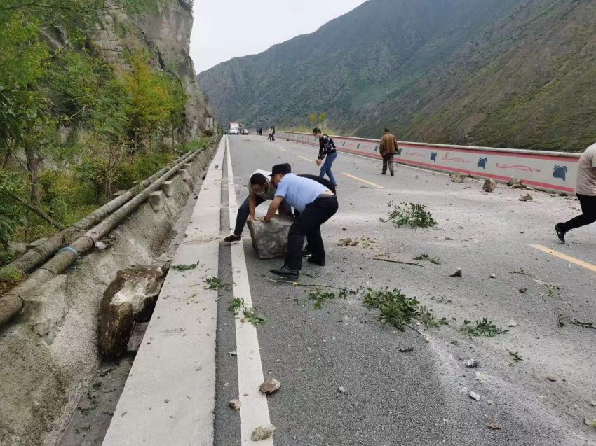 四川公安緊急參與抗震救災。四川省公安廳供圖