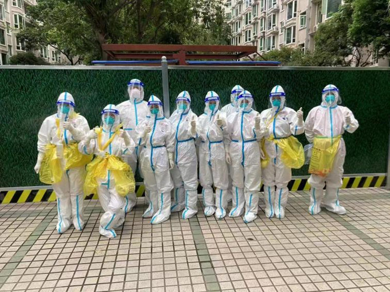 “贴心红”与“欢乐白”联合构筑社区战“疫”防线。成都高新区芳草街街道办事处供图