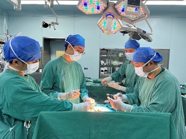 确定环境安全后，四川省肿瘤医院手术全队全员继续坚持完成手术。医院供图