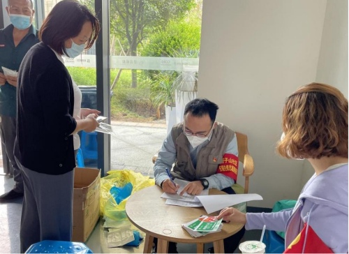 四川省市場監管局商標監管處黨員趙雲飛主動報名參加塔子山社區“五福先鋒”志願服務隊。四川省市場監管局供圖