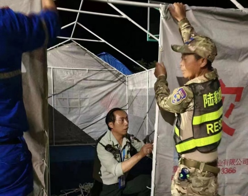 9月5日晚，成都市大邑縣退役軍人“戰旗紅”志願服務隊“陸豹”救援隊連夜馳援瀘定災區，被現場指揮部分配到醫療救助組。四川省退役軍人事務廳供圖