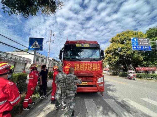 青白江區退役軍人“戰旗紅”志願者支援震區。四川省退役軍人事務廳供圖