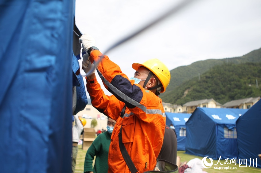9月6日，電力搶險人員在甘孜職院安置點為新增的帳篷通電。肖順華攝
