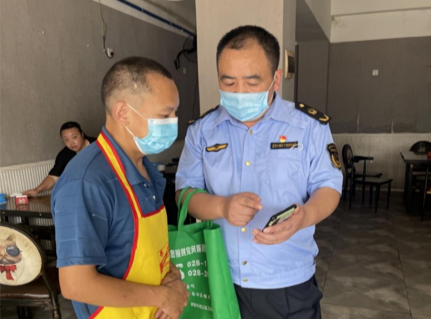 資陽市雁江區市場監管局蓮花所所長劉志勇。四川省市場監管局供圖