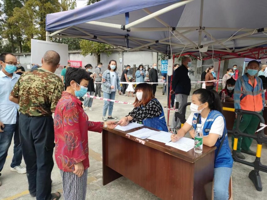 核酸檢測現場。崇州市委組織部供圖