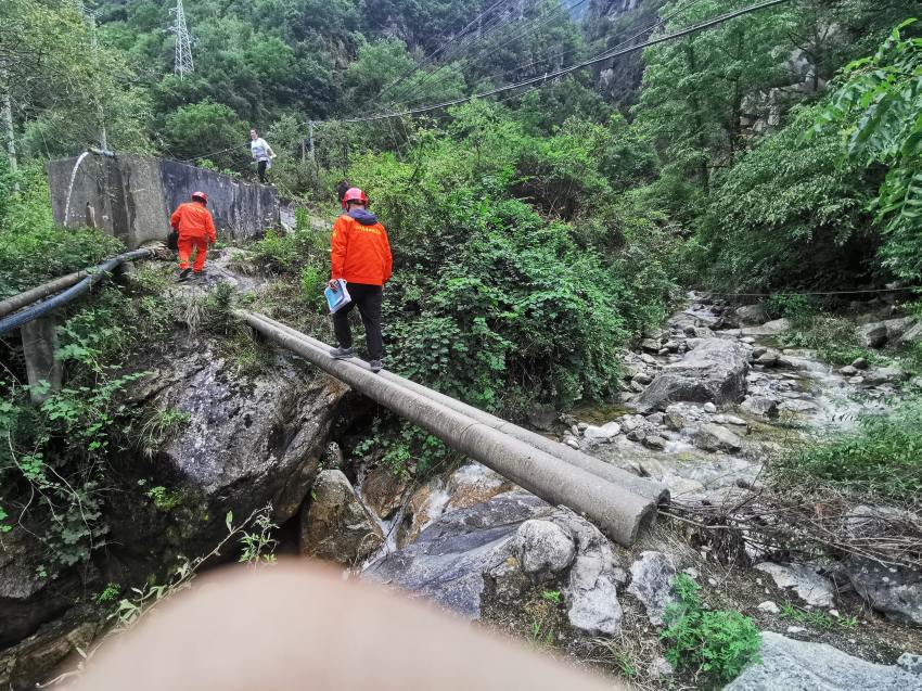 141隊技術人員在燕子溝鎮開展地災隱患實地排查。四川省地質局供圖