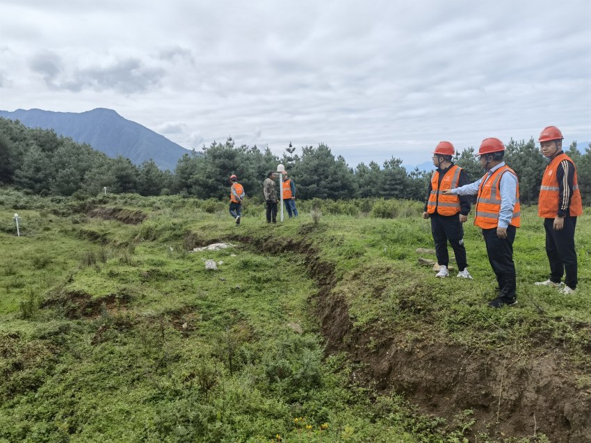 404隊技術人員在彝海鎮曹古村5-9組開展泥石流隱患排查。四川省地質局供圖