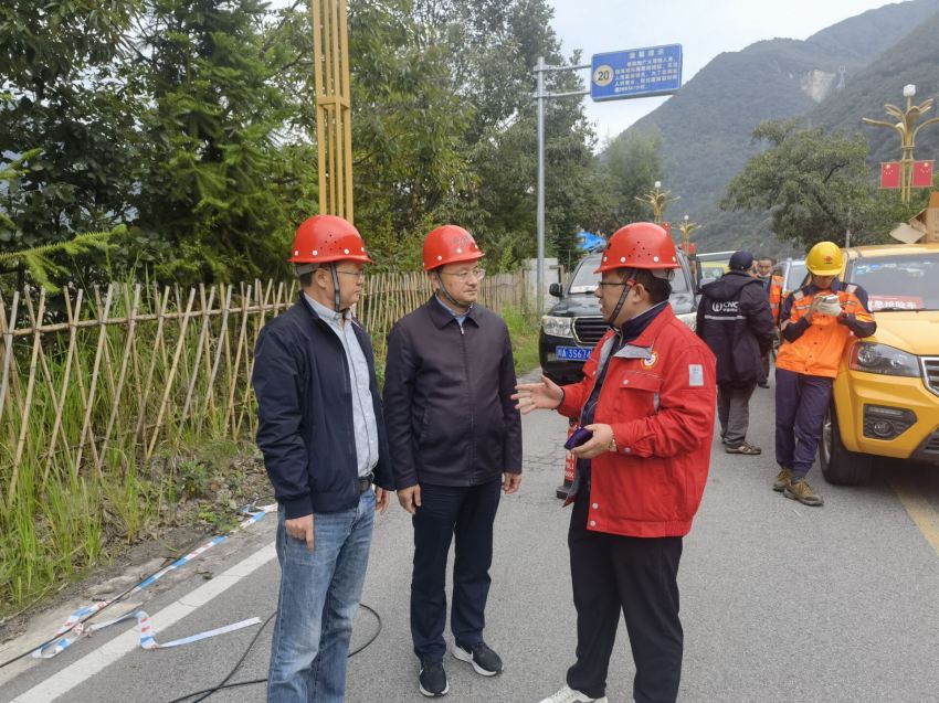 伍定聽取前線技術人員作工作匯報。四川省地質局供圖