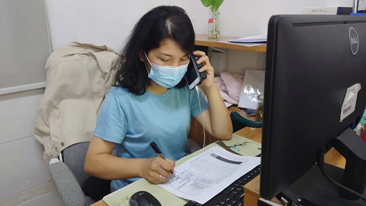 工作人员正在电话询问特殊困难人群待解决问题。天府新区融媒体中心供图