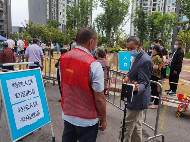 全员核酸开设特殊人群专用通道。天府新区融媒体中心供图