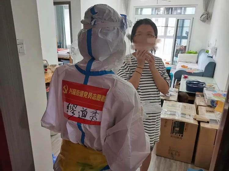 上门向孕晚期居民了解帮助需求。天府新区融媒体中心供图