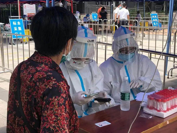 为不会用智能手机的老人手动登记信息。天府新区融媒体中心供图