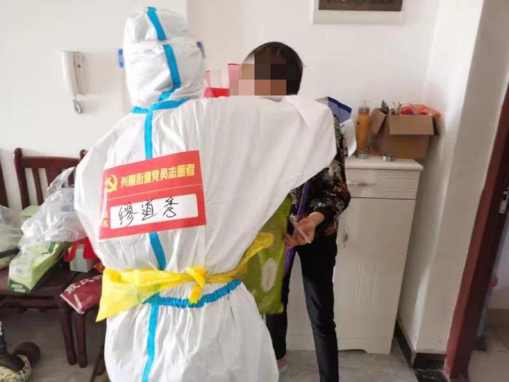 为独居老人购买生活物资送货上门。天府新区融媒体中心供图