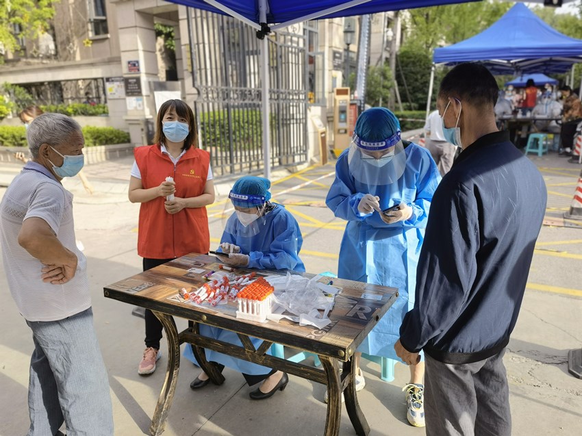 四川省人大代表刘彦琴在双流区西航港街道参加核酸检测志愿服务。成都市人大常委会供图