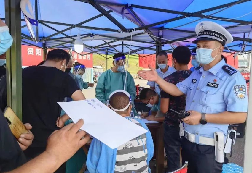 疫情防控一线的徐刚（右一）。资阳市公安局供图