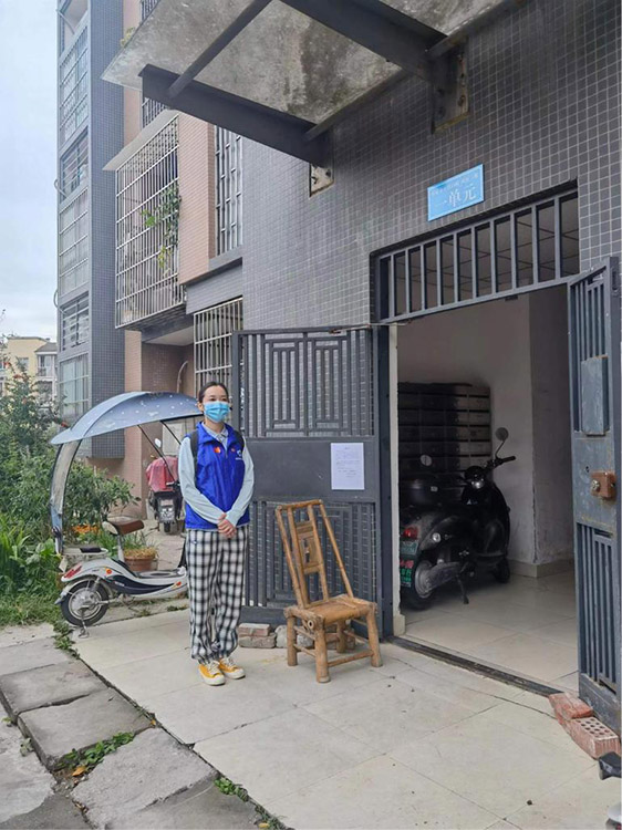 志愿者在院落门口值守。天府新区融媒体中心供图
