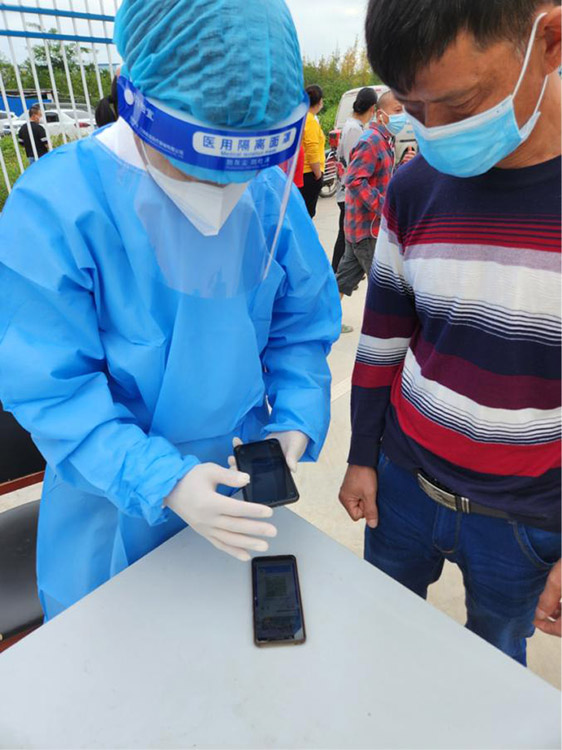 核酸现场,志愿者扫市民健康码。天府新区融媒体中心供图