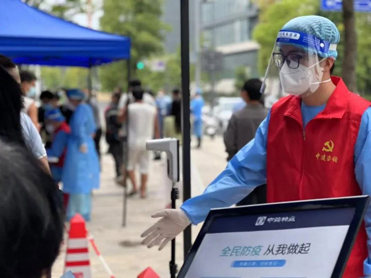 刘明宇现场维护秩序。天府新区融媒体中心供图