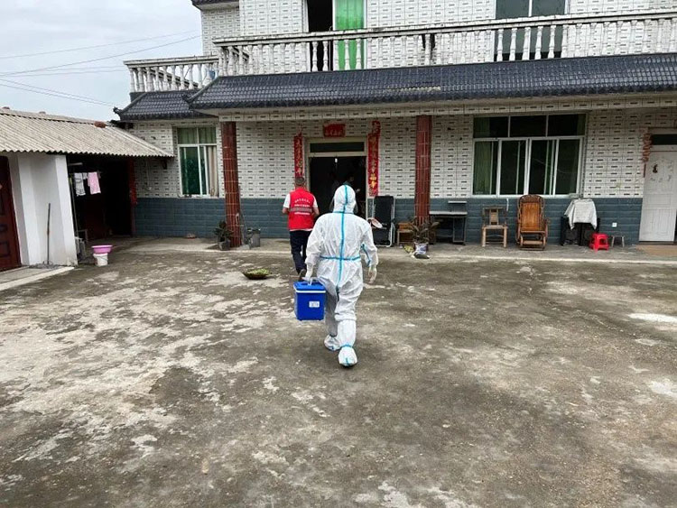 上门进行核酸检测。天府新区融媒体中心供图