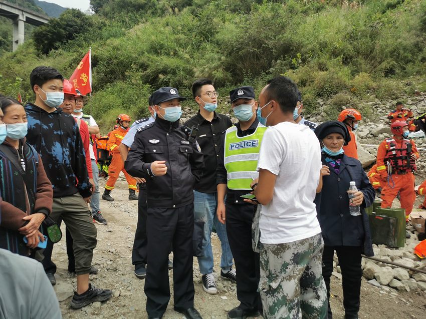 四川公安持续在震中区域开展抗震救灾。四川公安供图