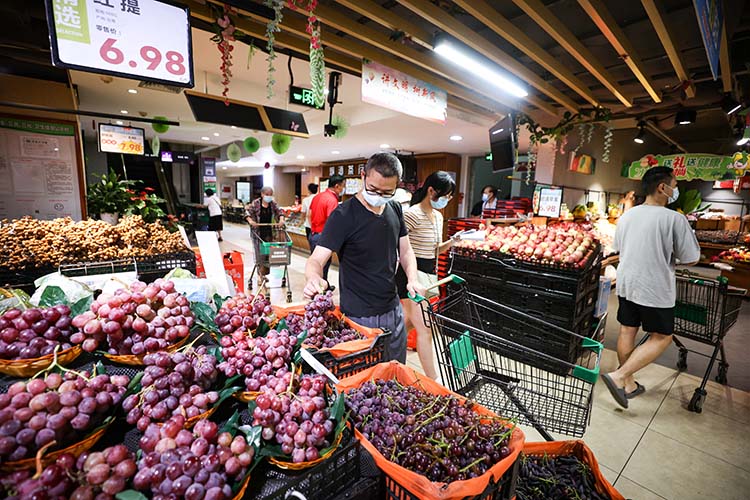 市民正在超市叙府店购物。翠屏区融媒体中心供图