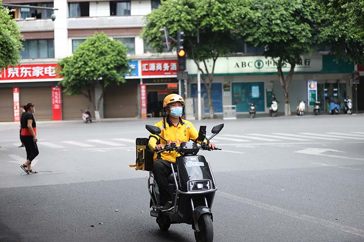 外卖小哥送餐。翠屏区融媒体中心供图