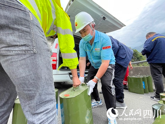 送油小分隊為救災現場的沖鋒舟、摩托艇等設備送油。李悅攝