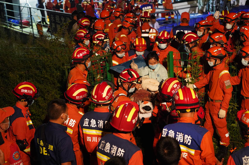 9月5日晚，各方救援力量在新民鄉碼頭轉移傷員。鄭竺青攝