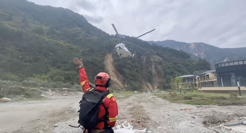 9月6日，飛鷹航空救援隊在草科鄉執行救援任務。四川省消防救援總隊供圖