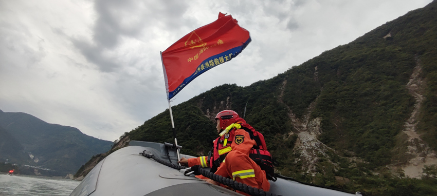 9月7日，救援人員乘坐橡皮艇在得妥鎮疏散群眾。四川省消防救援總隊供圖