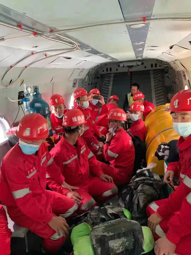 救援队伍乘坐直升机进入草科乡。四川省应急管理厅供图 