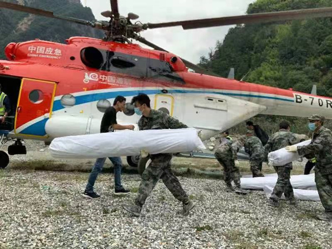 救援队伍向石棉县草科乡空运物资。四川省应急管理厅供图 