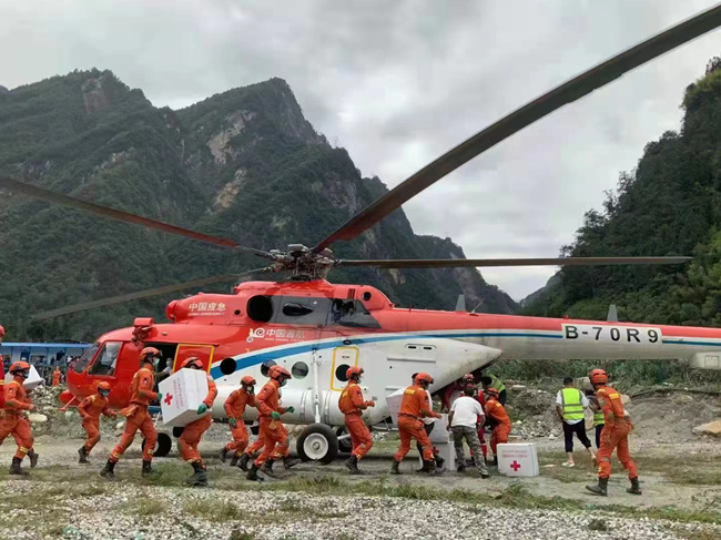 救援队伍向石棉县草科乡空运物资。四川省应急管理厅供图 