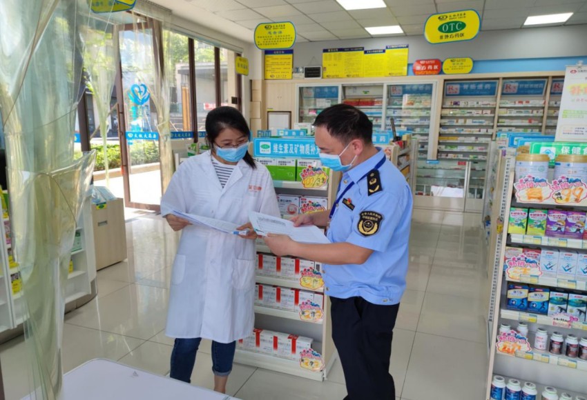 市监工作人员开展检查。四川省市场监管局供图