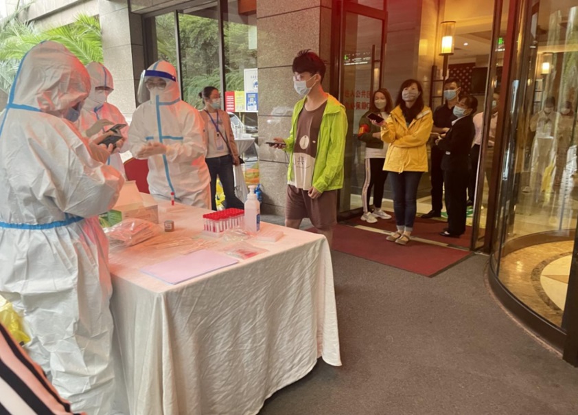 柏樾酒店组织宾客进行核酸检测。四川能投供图