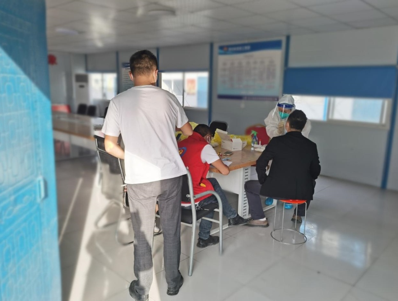 九寨山下酒店项目现场组织核酸检测。四川能投供图